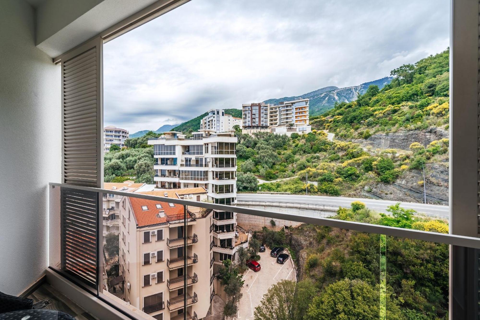 Aura Tower Aparments By In Property Rafailovići Eksteriør billede