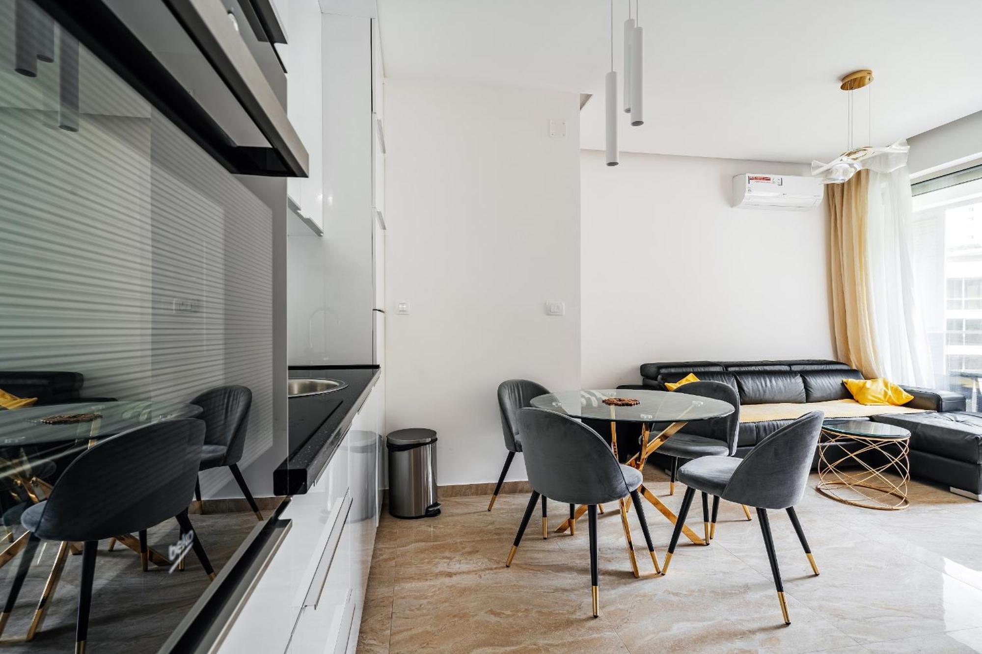 Aura Tower Aparments By In Property Rafailovići Eksteriør billede